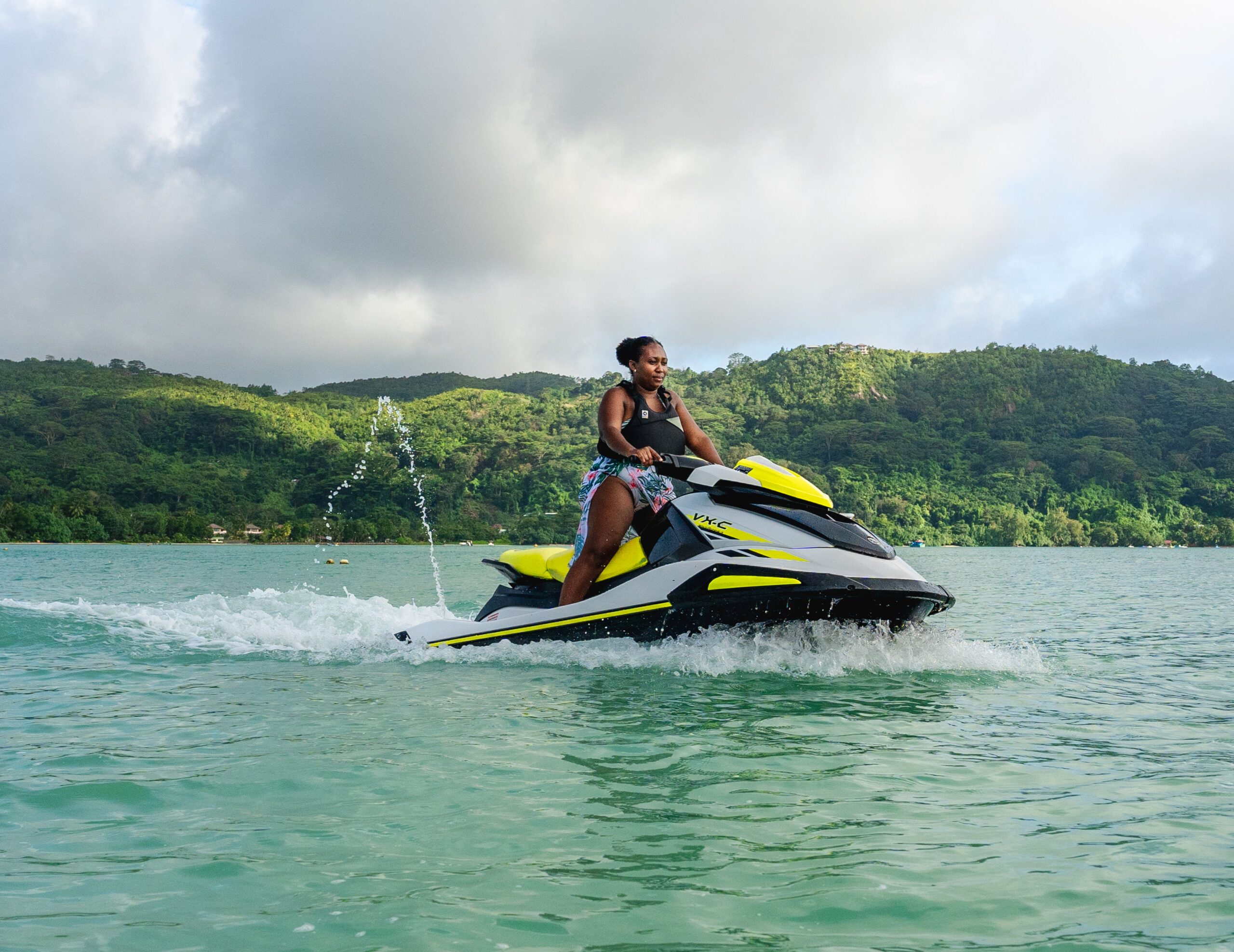 virée en jetski à anse la mouche aux seychelles, femme seule sur le jetski 