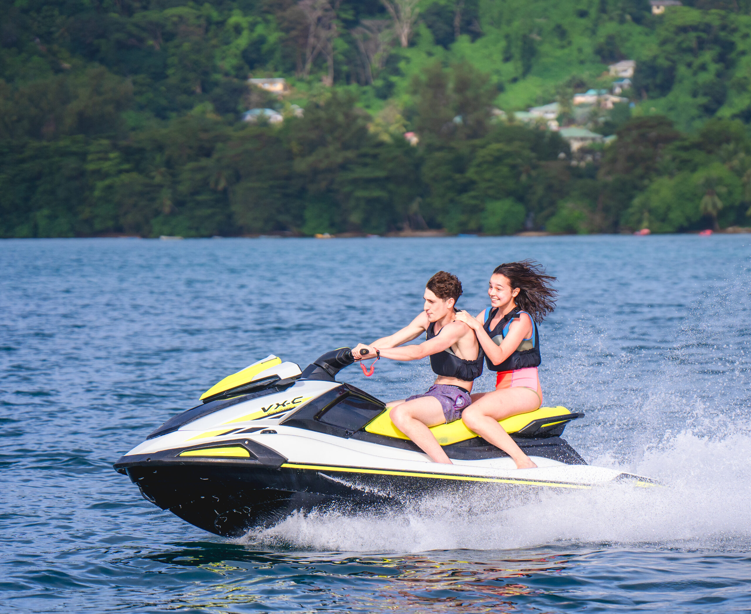 des jeunes qui s'amusent sur un jetski à anse la mouche aux Seychelles chez Banana Sea Club 