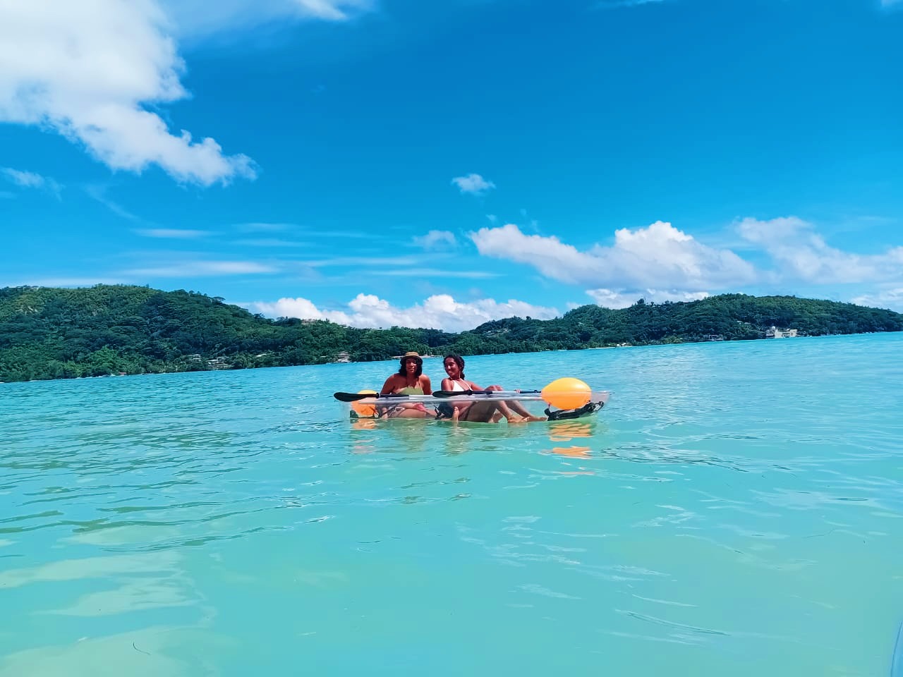 des soeurs qui profitent d'un tour en crystall kayak à anse la mouche aux seychelles