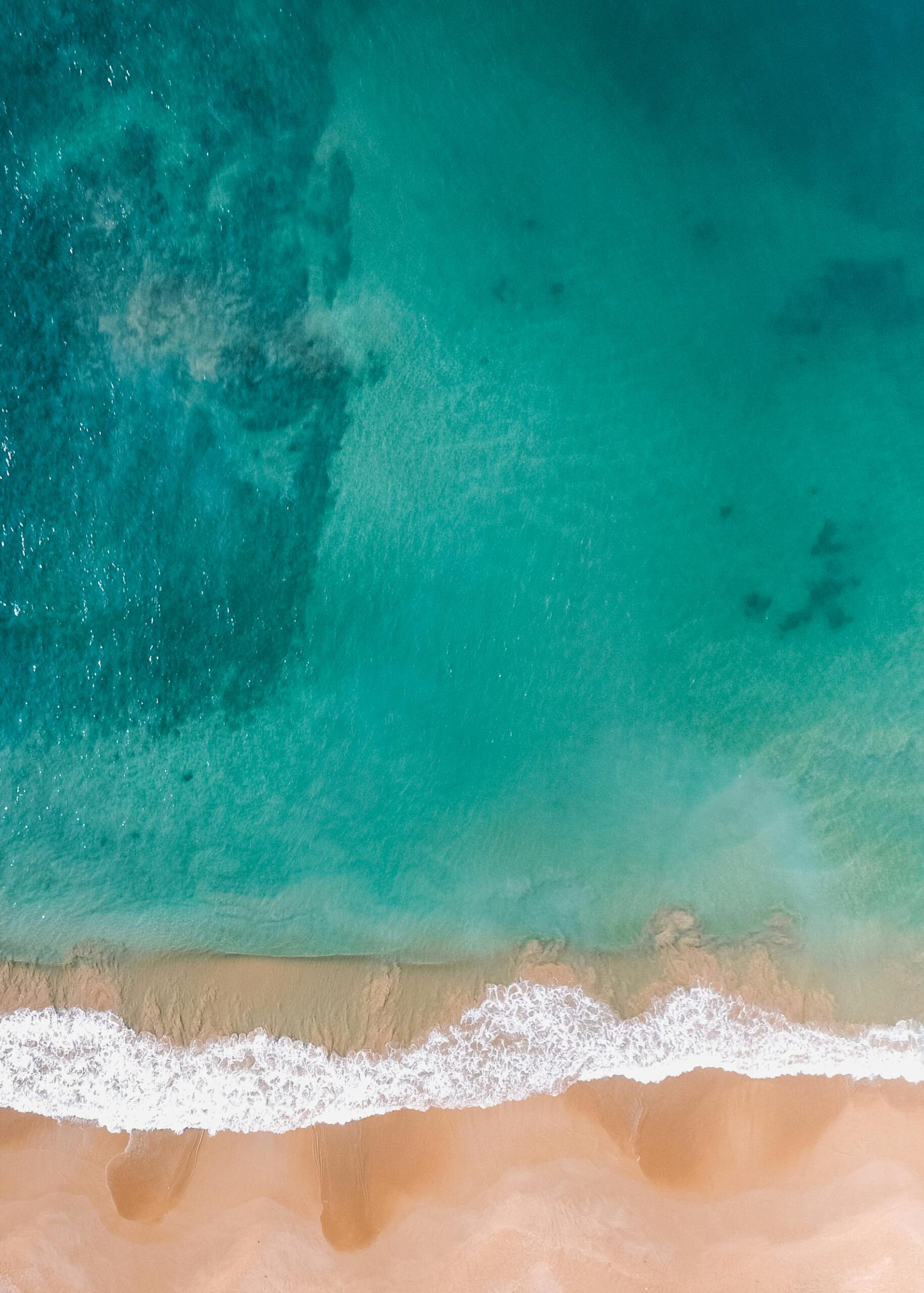 vue du ciel de l'océan avec son eau crystalline 