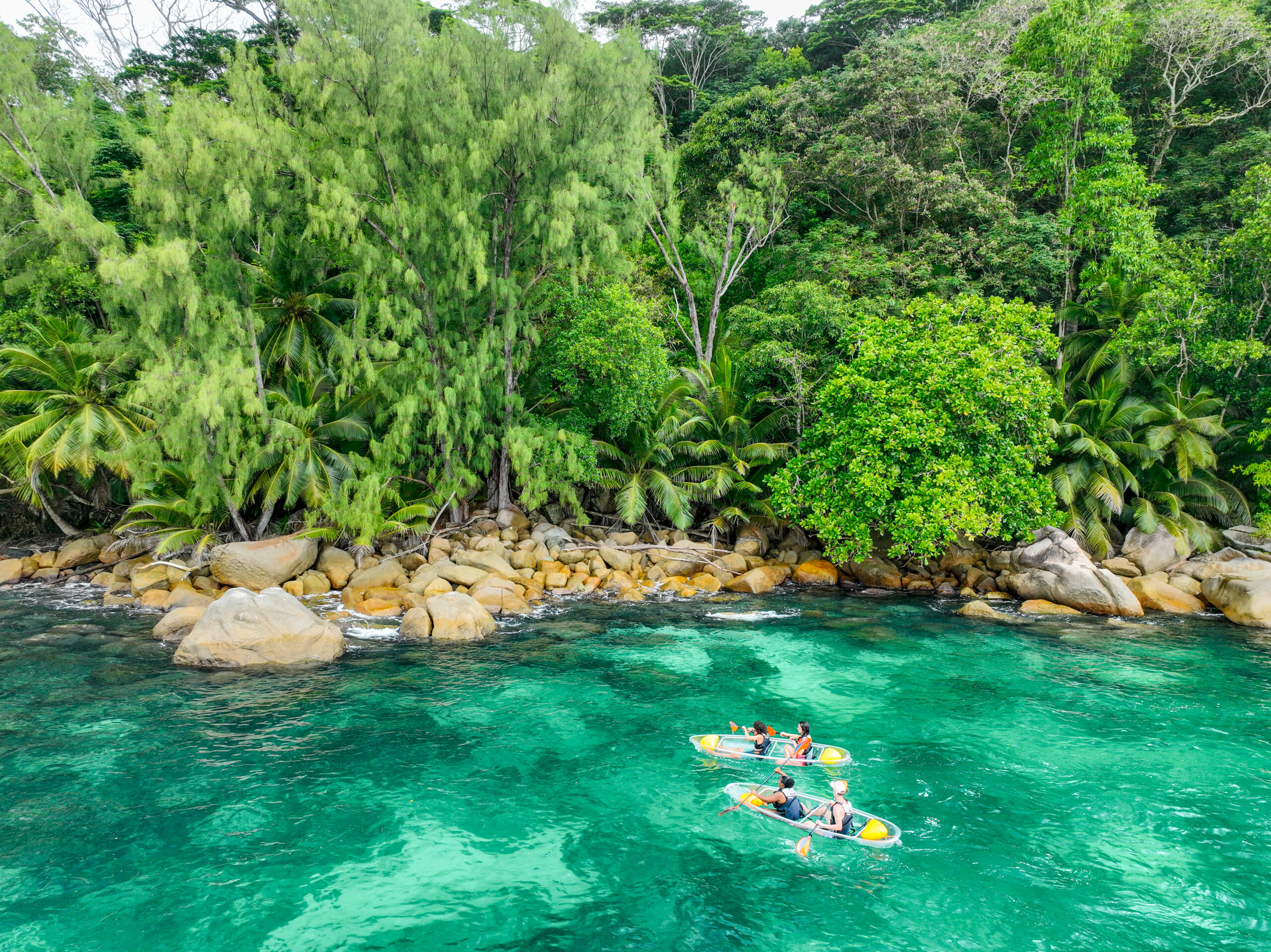 tour en crystal kayak sud de mahé anse la mouche