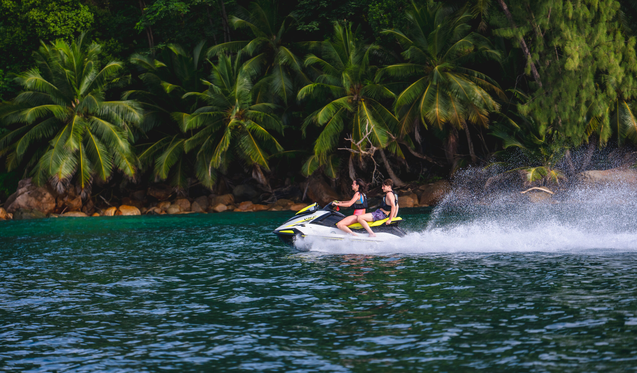 tour en jetski couple anse la mouche seychelles banana sea club